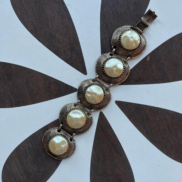 Chunky Pearl costume bracelet - Picture 1 of 2